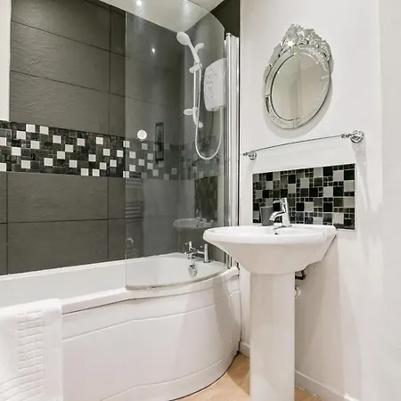 Lovely In - Pass The Keys Apartment *