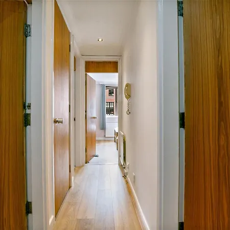Apartamento 5 St Georges House Lovely 1-bed Right In The Heart Of Pass The Keys *